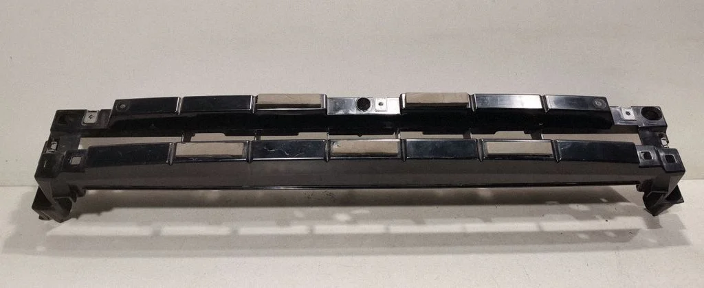 Front bumper mounting bracket L8B217A793A