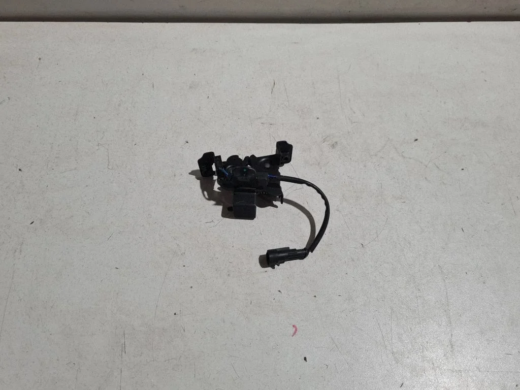 Mootorikapoti lukk B805