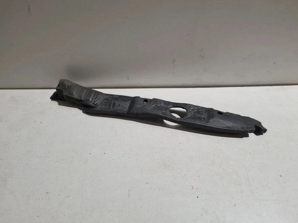 Fender foam support/seal J8A216114A