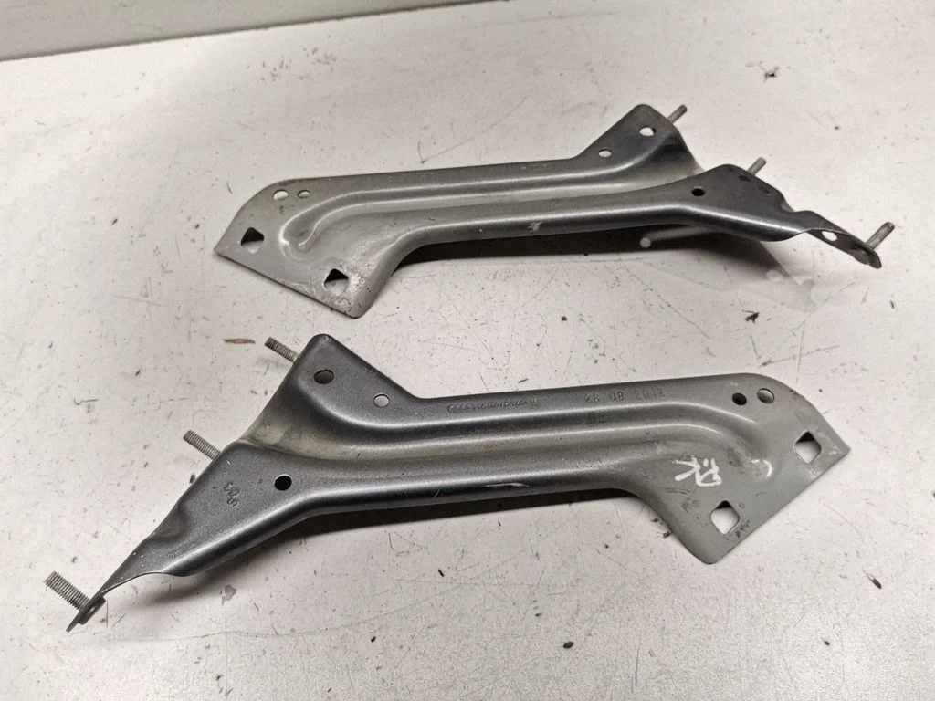 Fender mounting bracket 8R0821135
