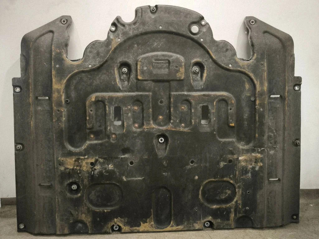 Engine splash shield/under tray 84135G7500
