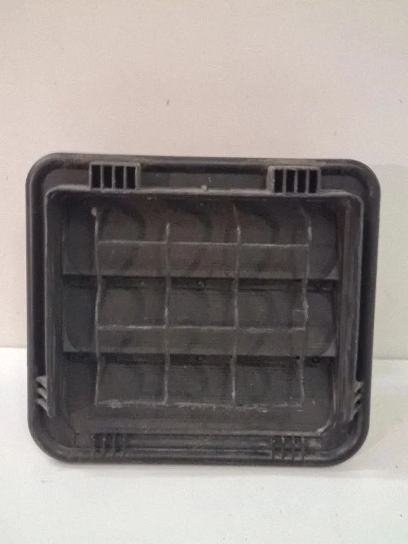 Quarter panel pressure vent 81384548