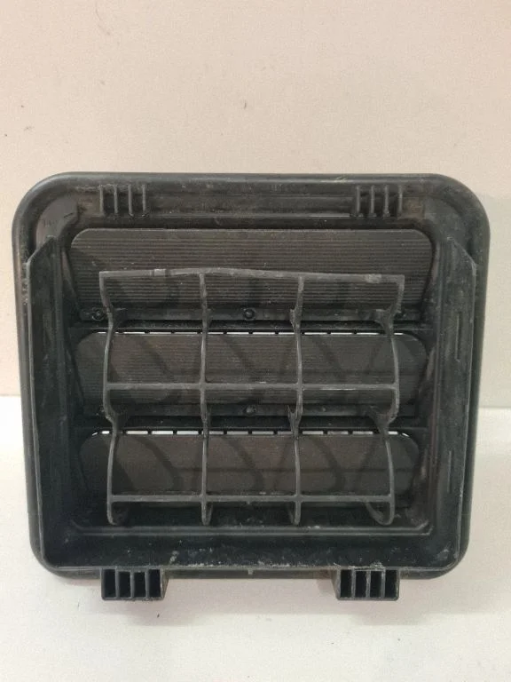 Quarter panel pressure vent 81384548