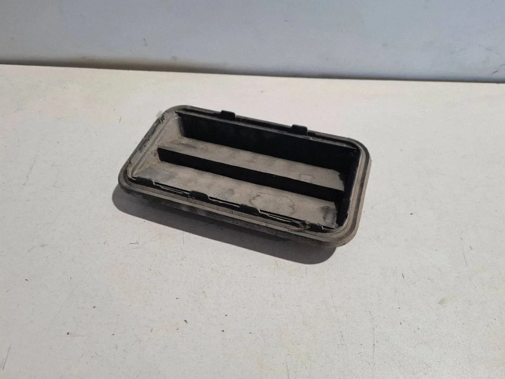 Quarter panel pressure vent 6294012170