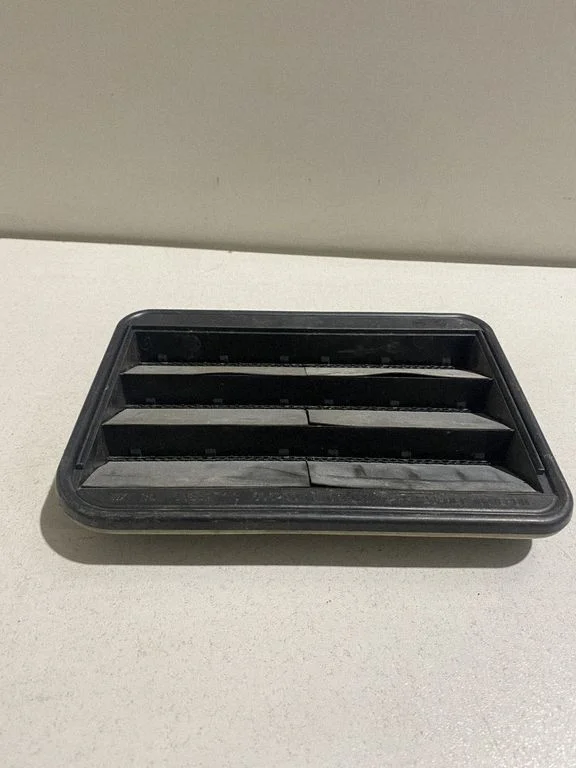 Quarter panel pressure vent 60829010