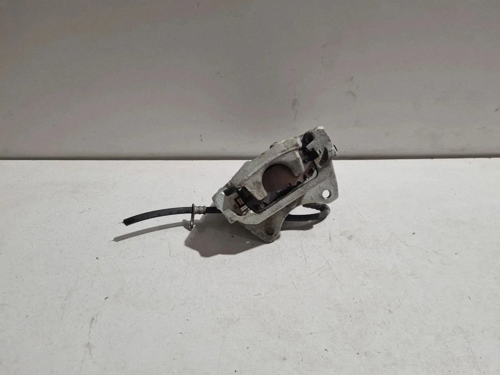 Rear brake caliper – rear right