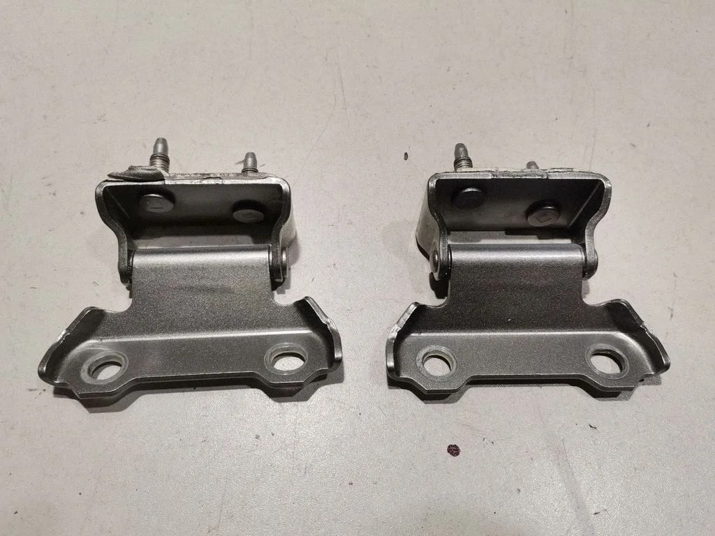 Tailgate/trunk/boot hinge
