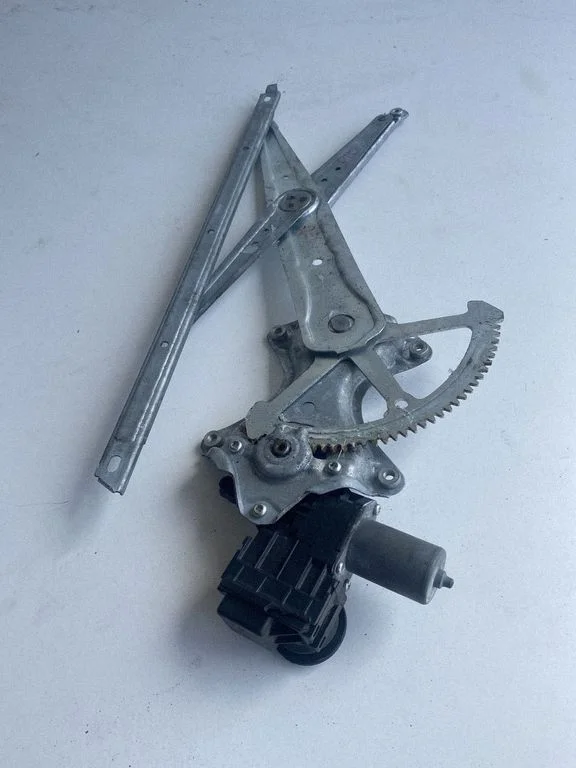 Front door window regulator with motor – front right