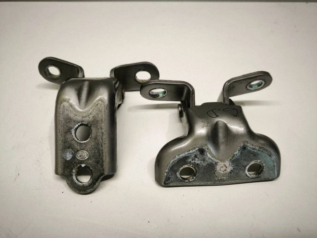 Rear door hinge set – rear left