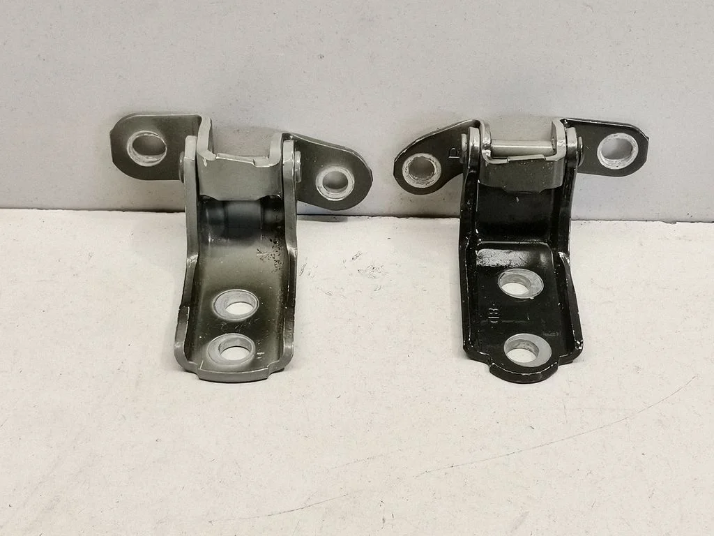 Rear door hinge set – right