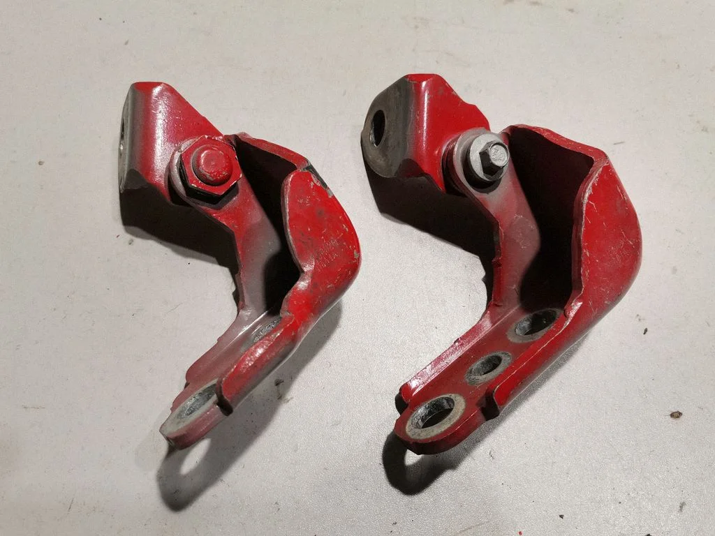 Front door upper hinge – front left