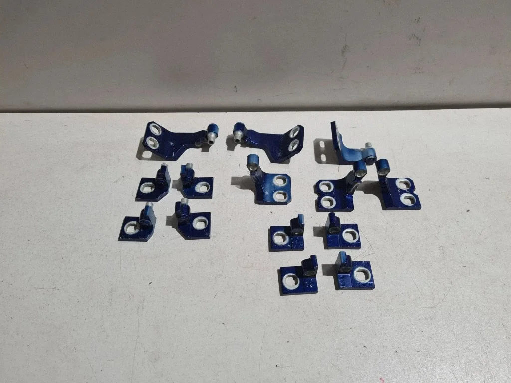 Esiukse hingede komplekt