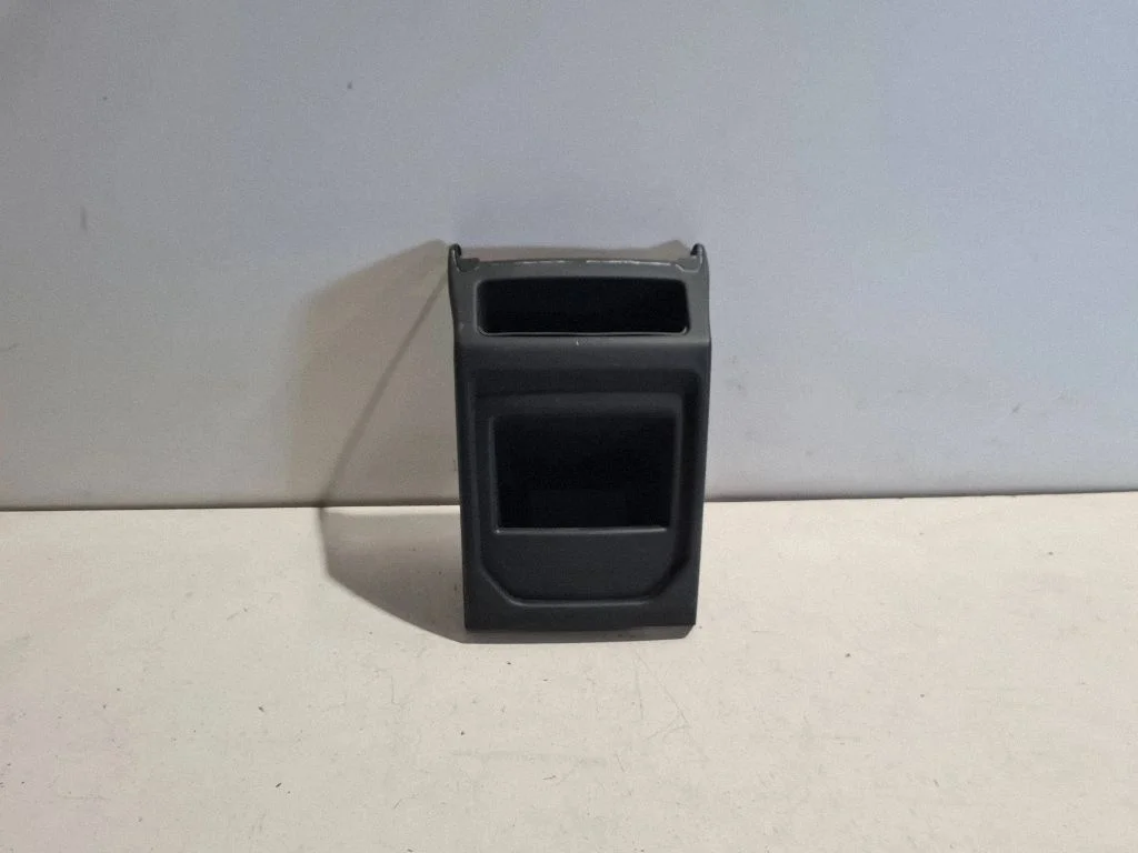 Keskkonsooli panipaik BJ3204569AA