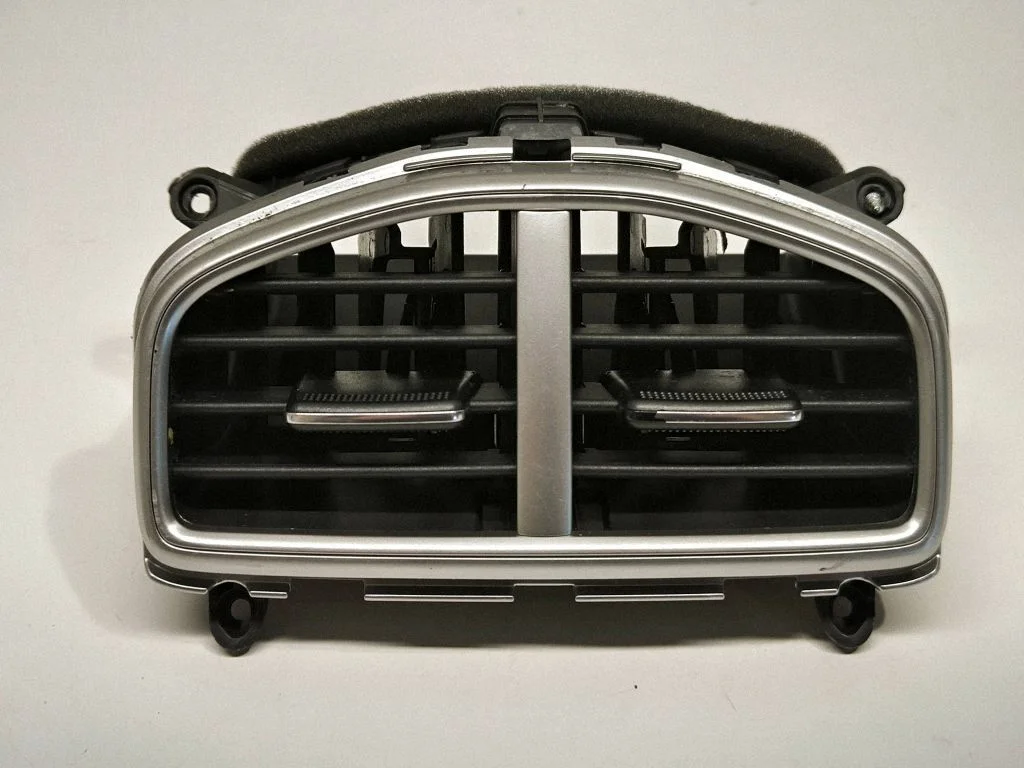 Rear air vent grill 97040G7000