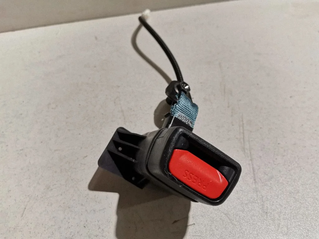 Tagumise turvavöö pannal – tagumine