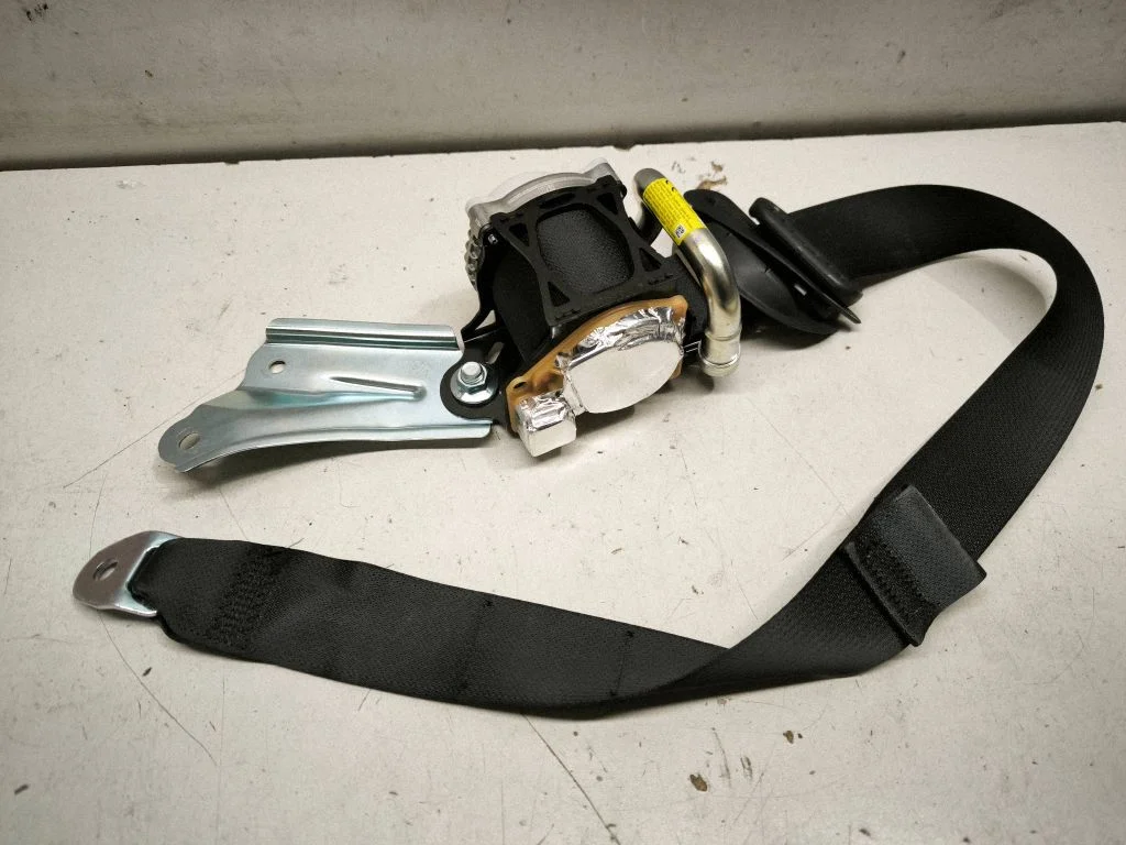 Rear seatbelt E40846681