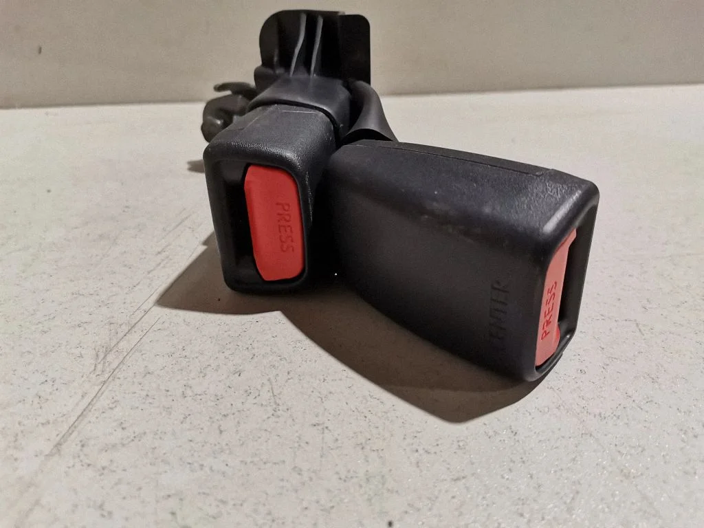 Middle seatbelt buckle (rear) B63018219
