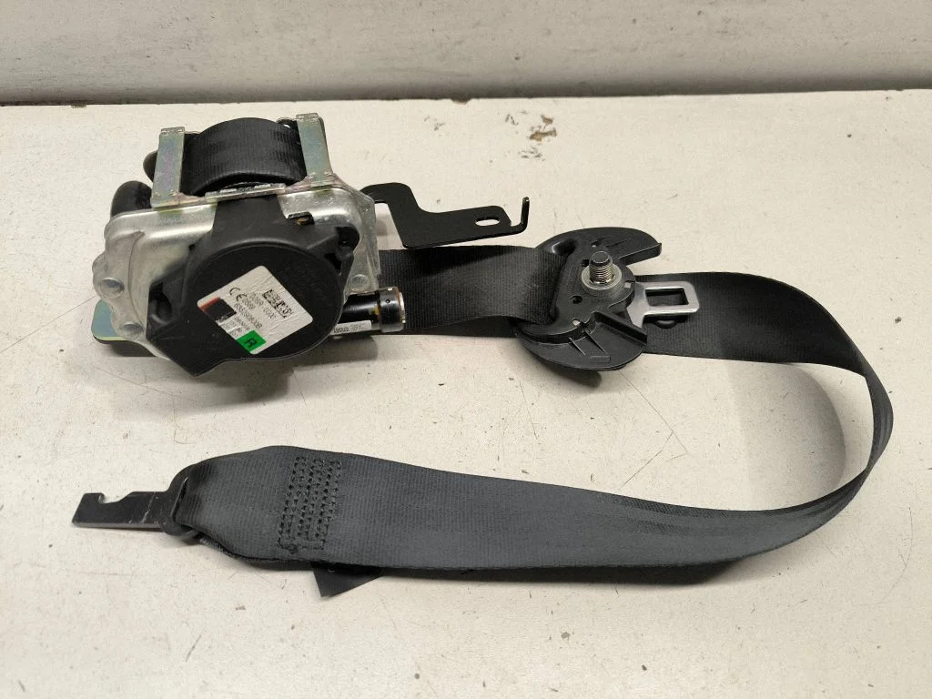 Front seatbelt 88820F1200