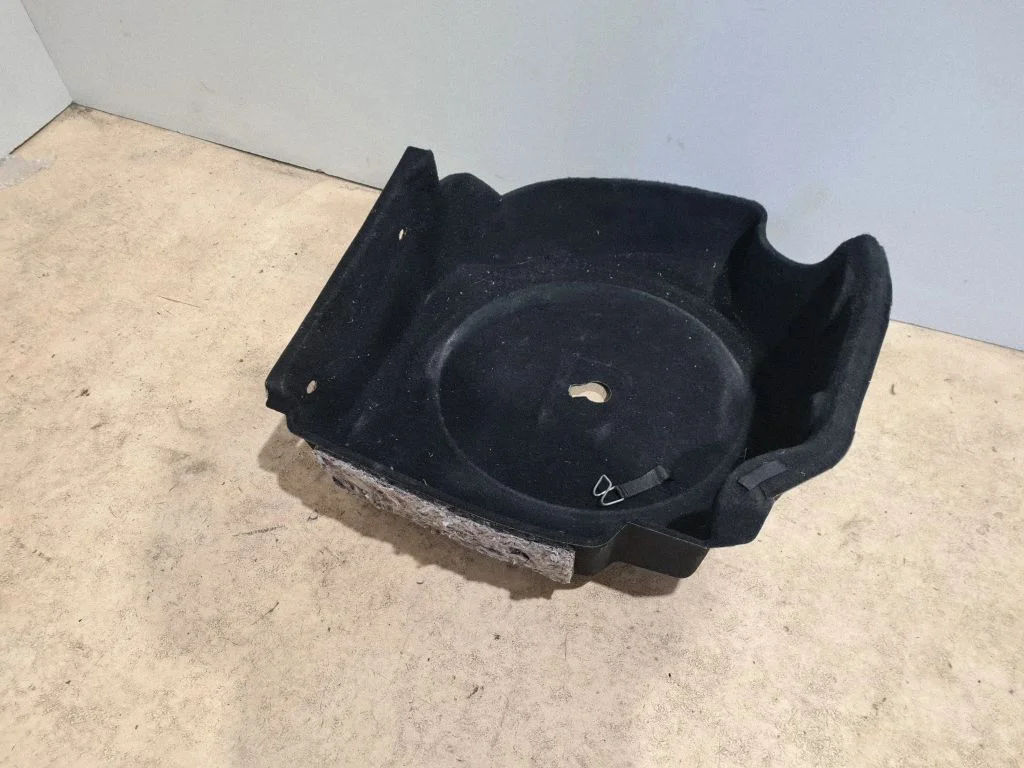 Spare wheel section trim – rear