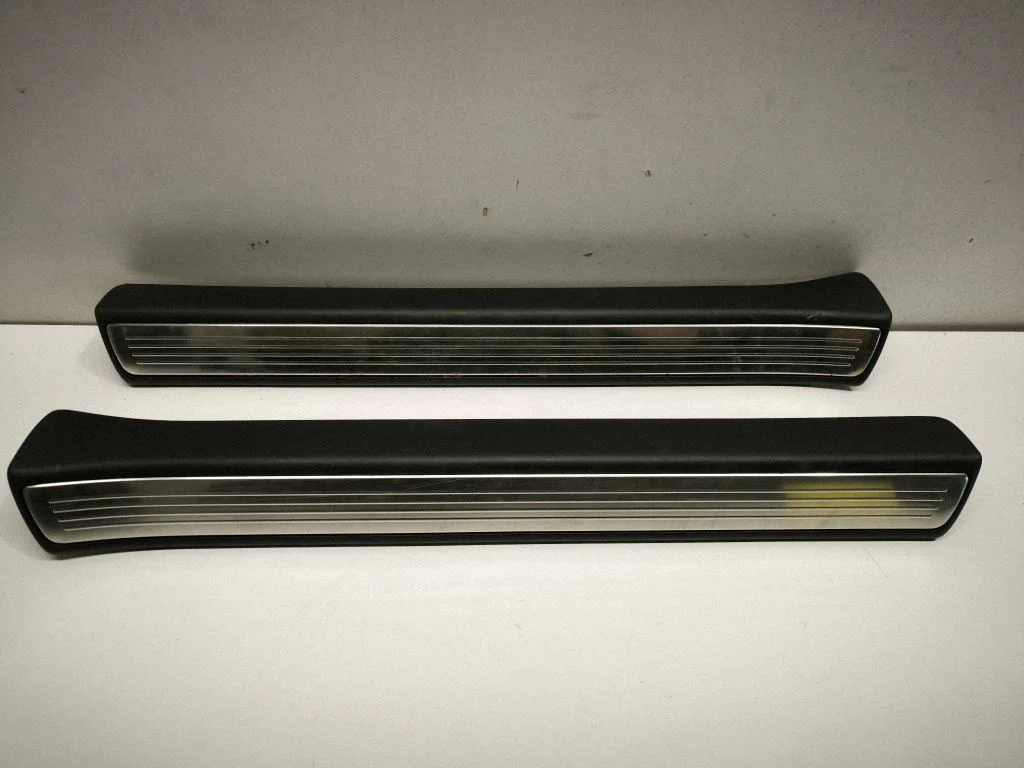Priekšējā sliekšņa apdare (iekšējā) A2226808235