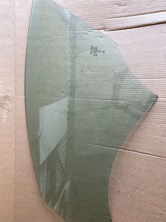 Front door window glass four-door DOT682AS2M3250