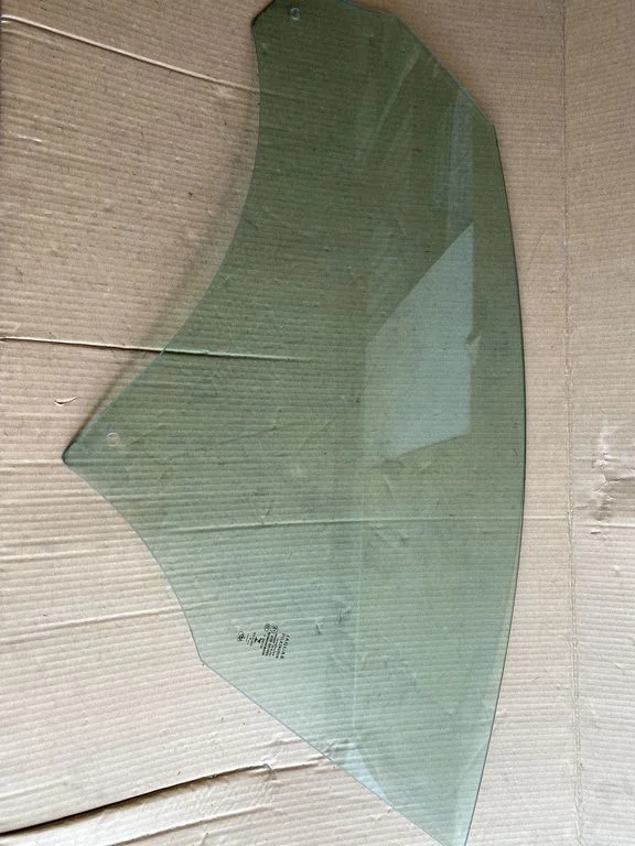 Front door window glass four-door DOT682AS2M3250