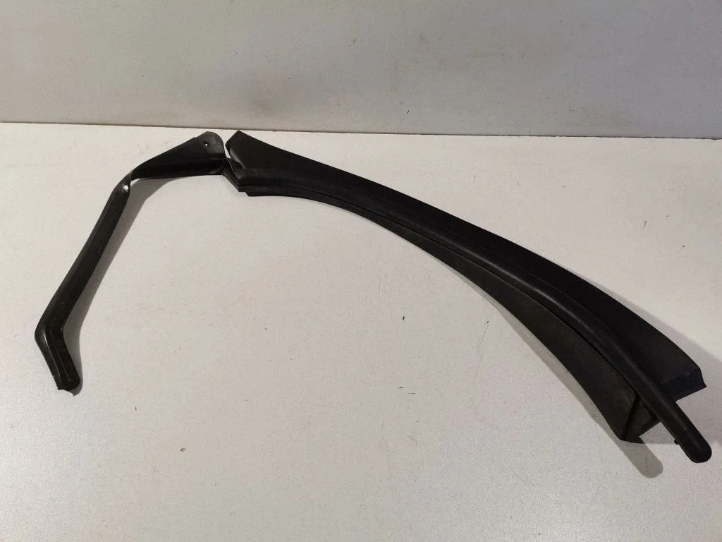 Rear door trim (molding) 6785848022