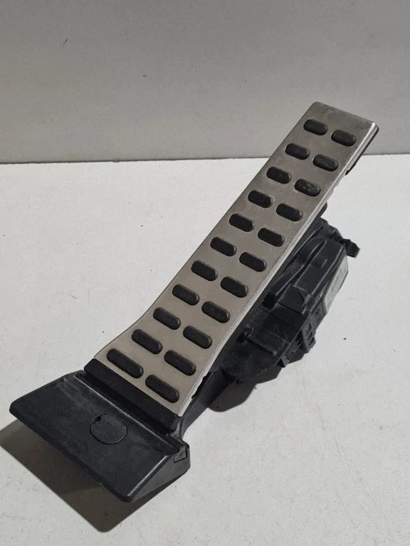 Accelerator throttle pedal