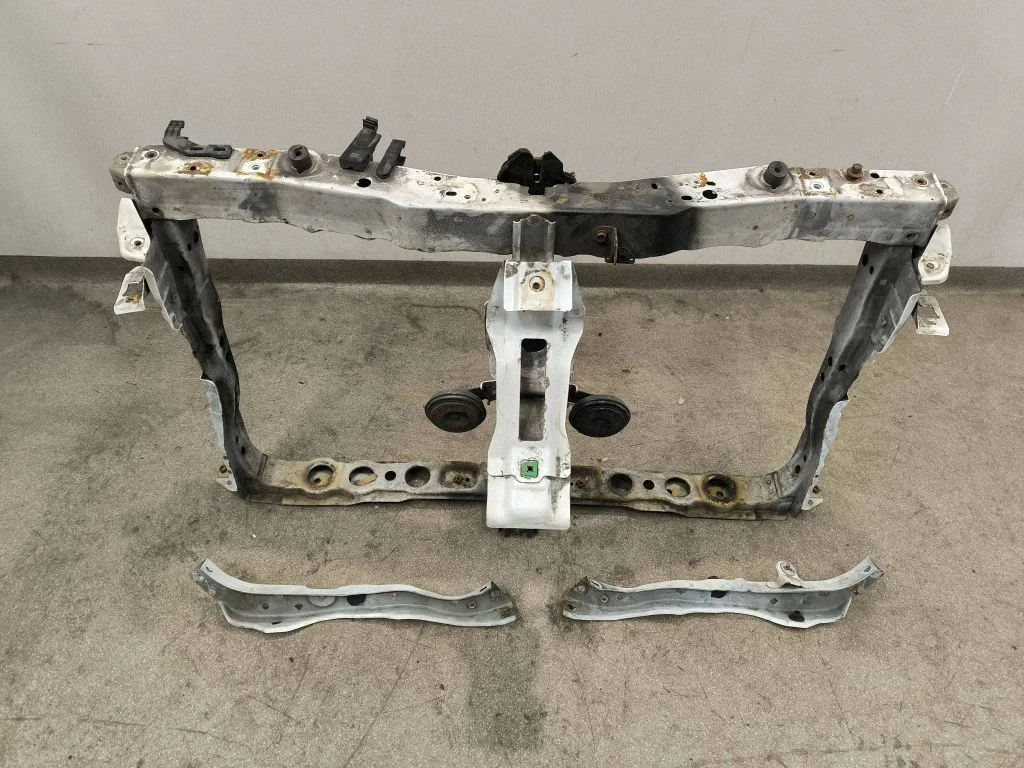 Radiaatori tugipaneeli klamber – Toyota Avensis T270 (2015-2018)