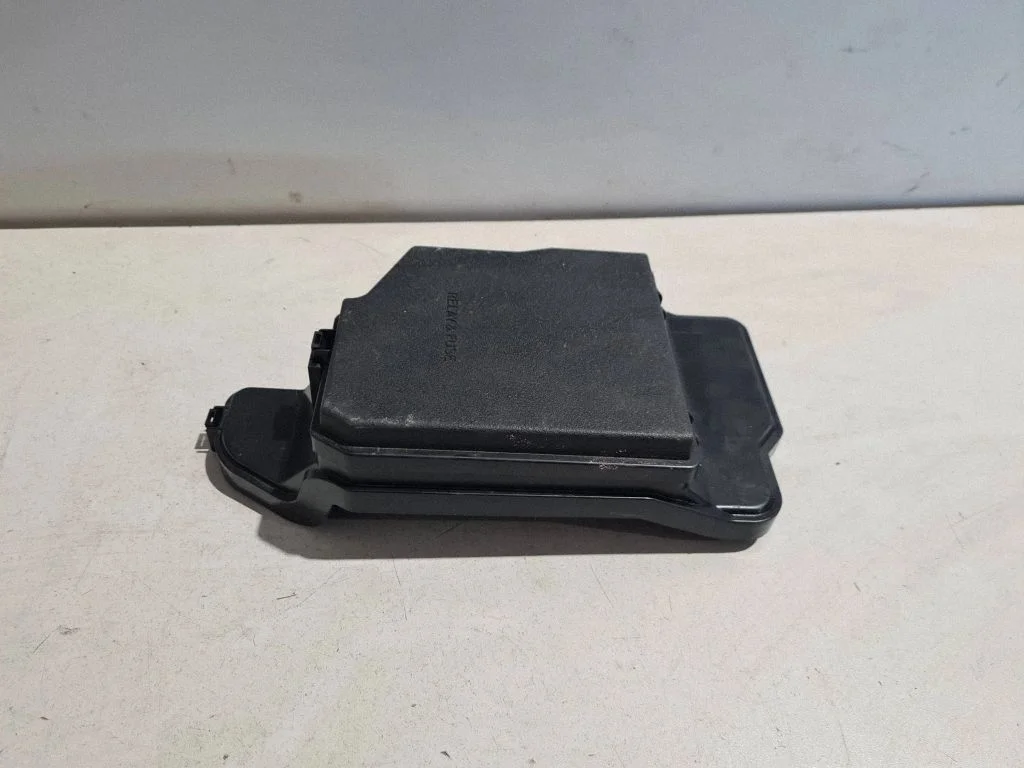 Fuse box cover – Lexus RX 450H (2016-)