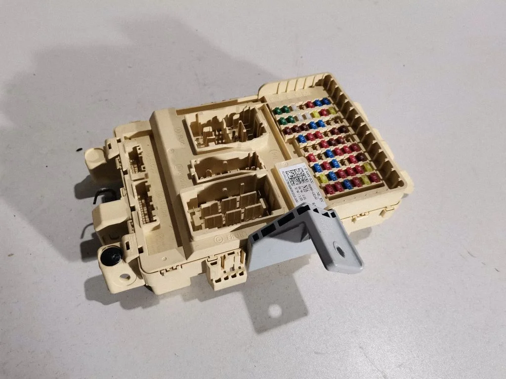 Fuse box set 91950GI160