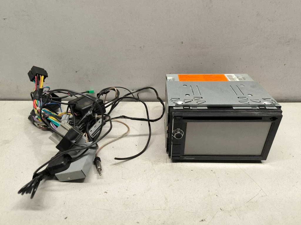 Radio/CD/DVD atskaņotājs/navigācija AVICF840BT