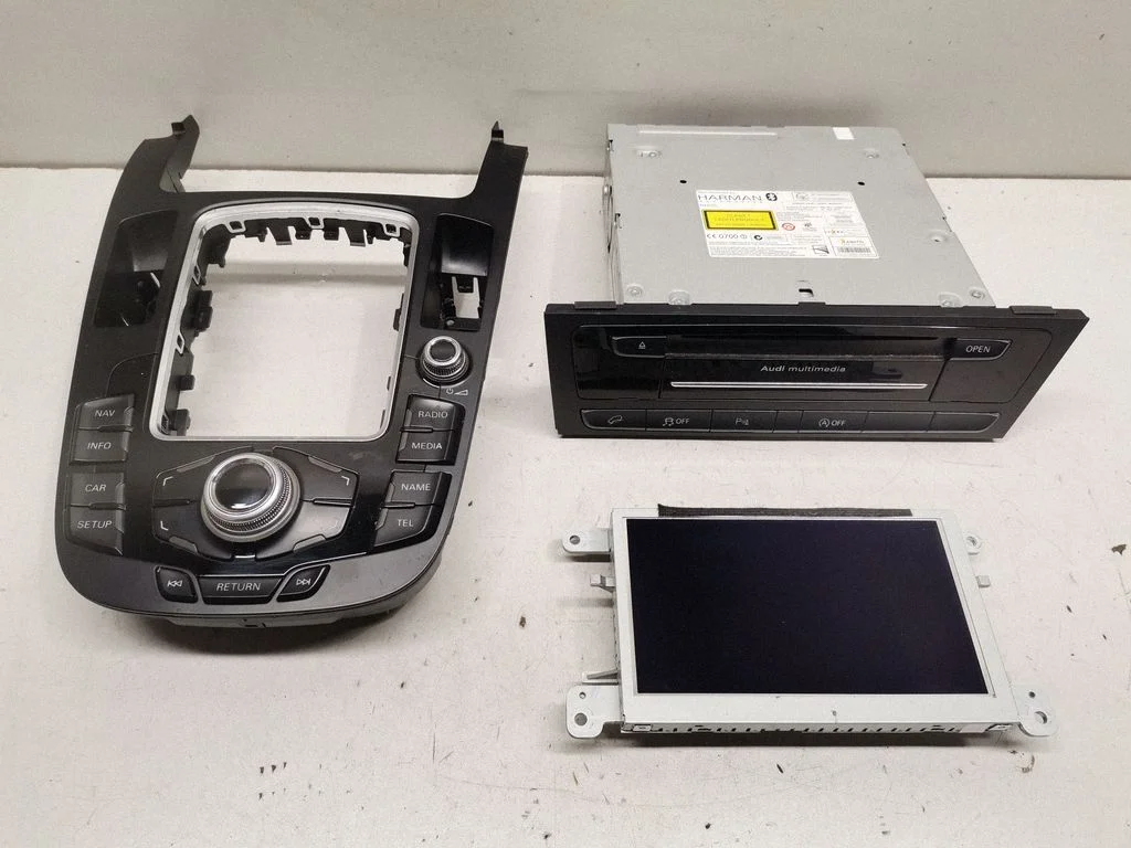 Radio/CD/DVD/GPS head unit 8R2035652A