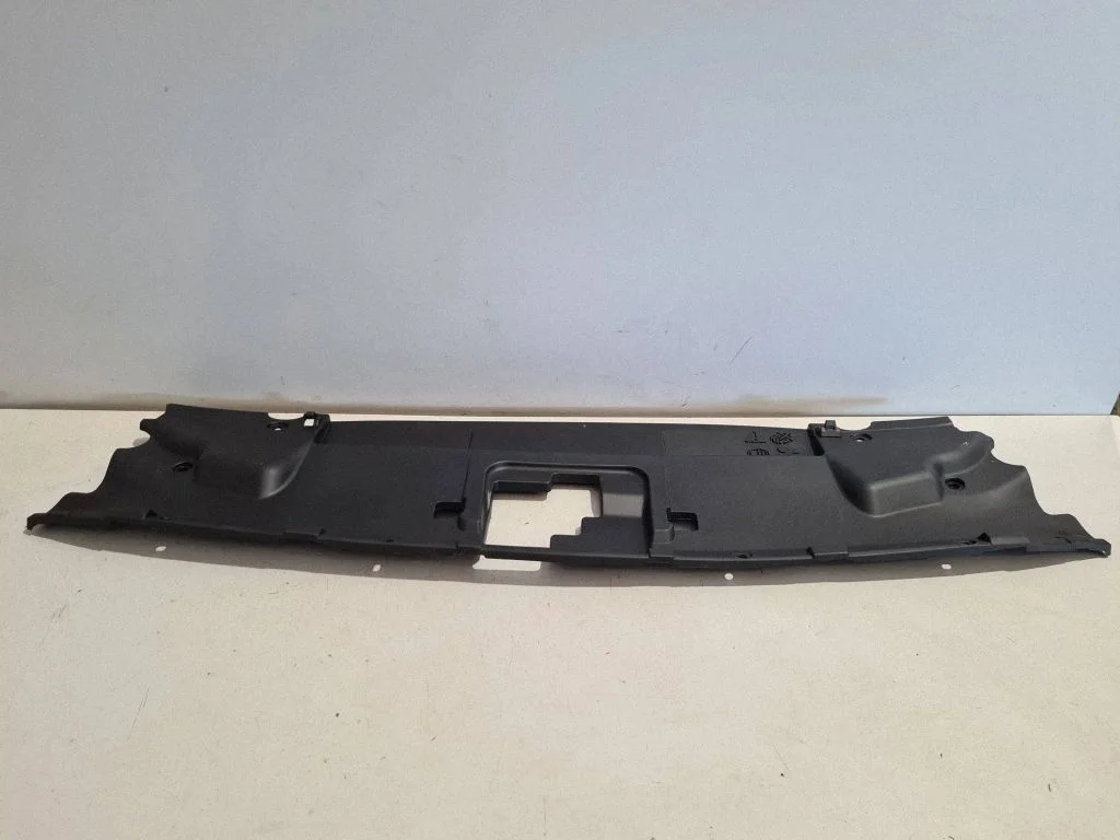 Radiator trim JR3B8C291AC