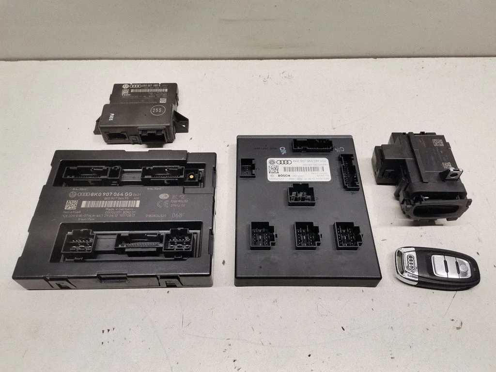 Engine ECU kit and lock set 8R0907468H