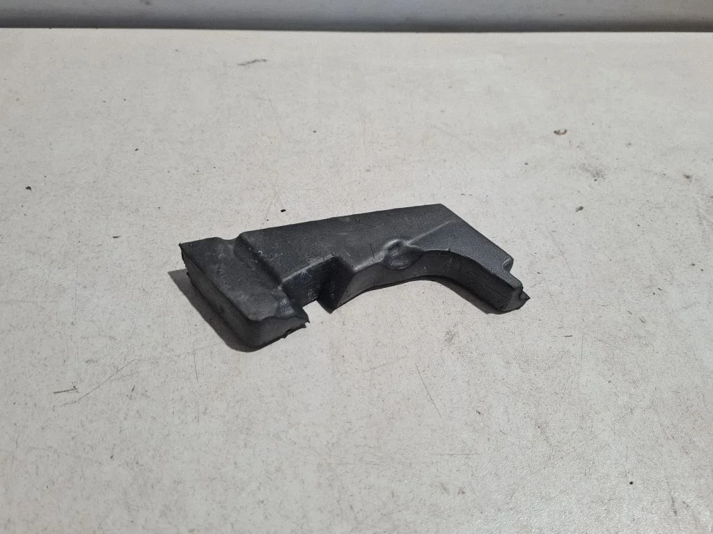 Radiator mount bracket 95B128146A