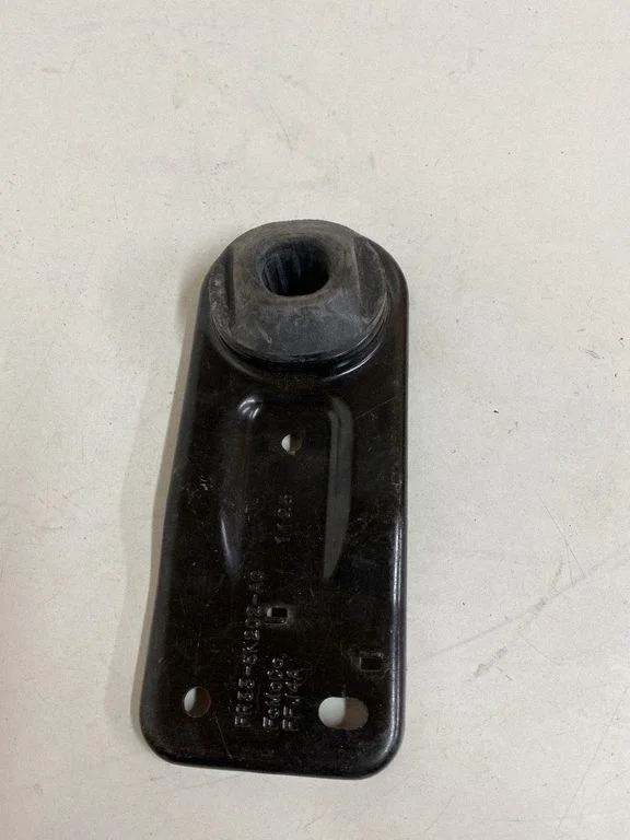 Radiator mount bracket FR338K202