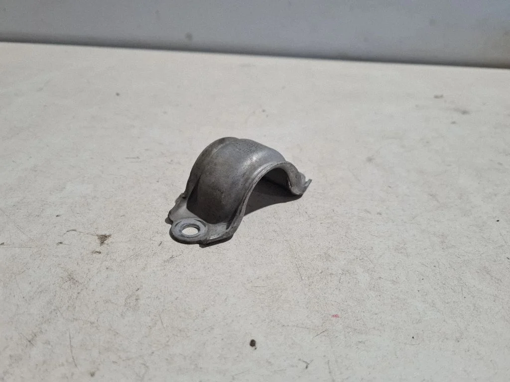 Sway bar bush bracket, front 4D0411336G