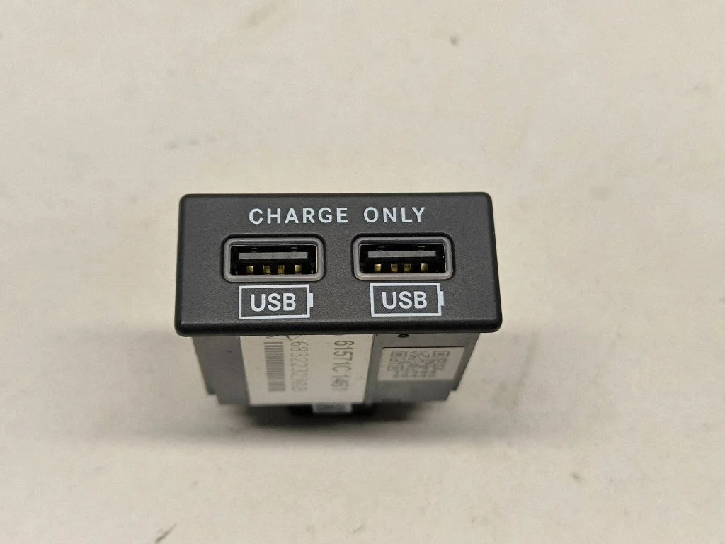 USB socket connector 68322329AB