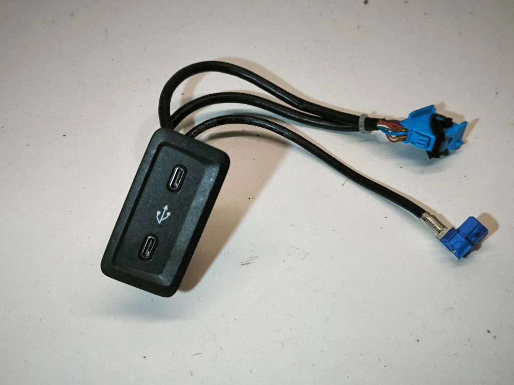 USB-pesa – Mercedes-Benz C-klass W206 (2021-)