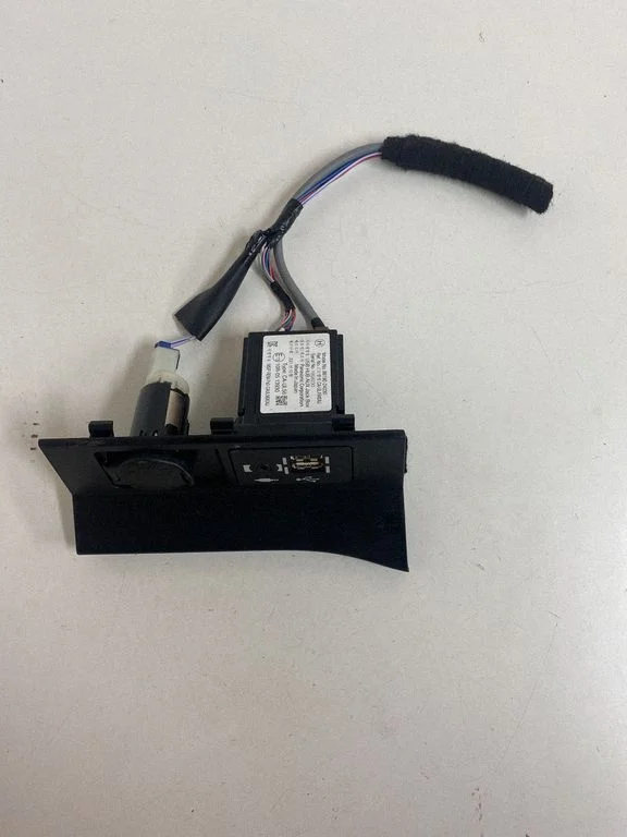 USB socket connector – Lexus RX 450H (2016-)