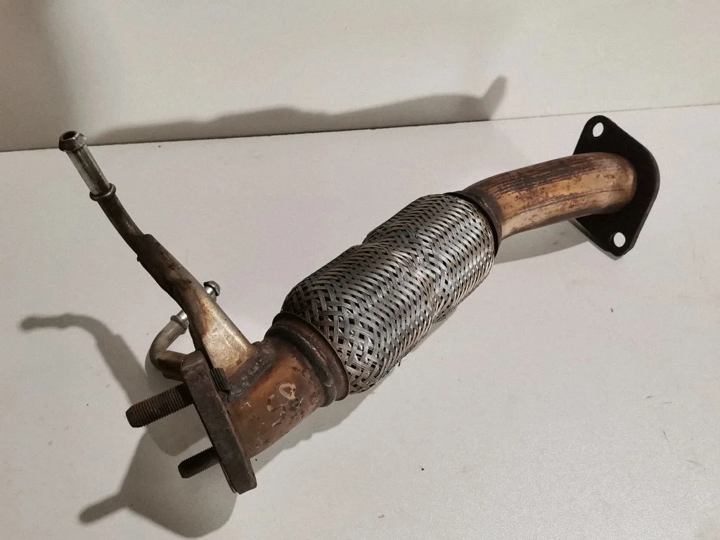 Muffler pipe connector clamp