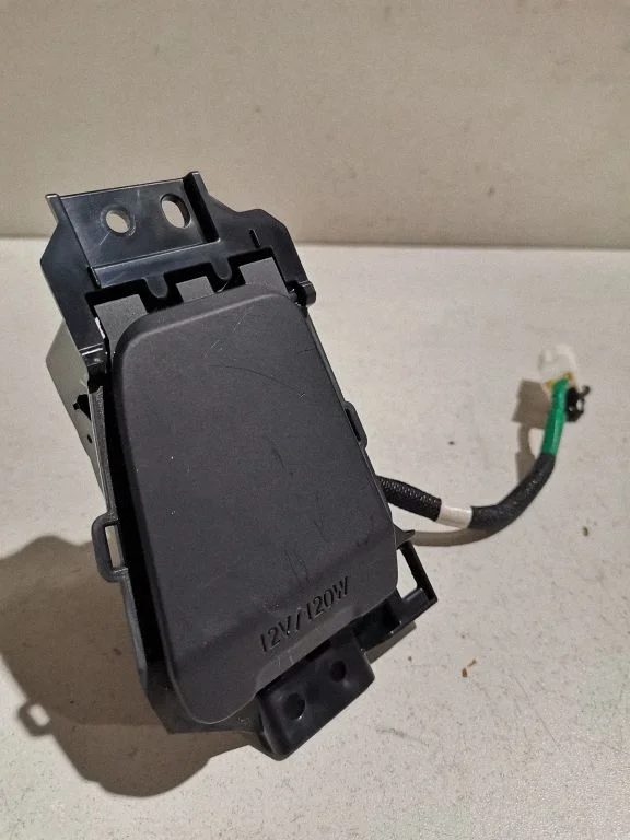 12 V lizdas (priekyje)