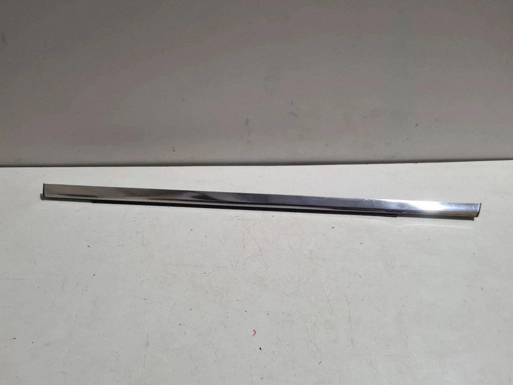 Listwa szyby drzwi przednich – Jeep Grand Cherokee (2010-2021)