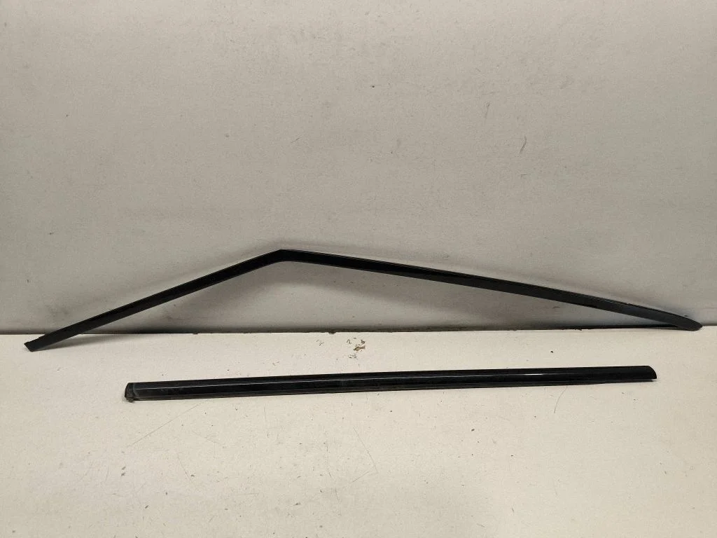 Front door glass trim molding – Land Rover Evoque I (2011-2018)