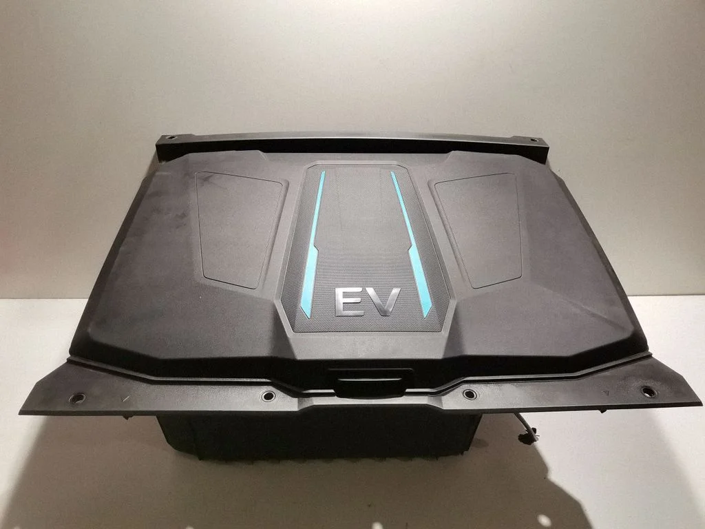 Daiktadėžė automobilio priekyje