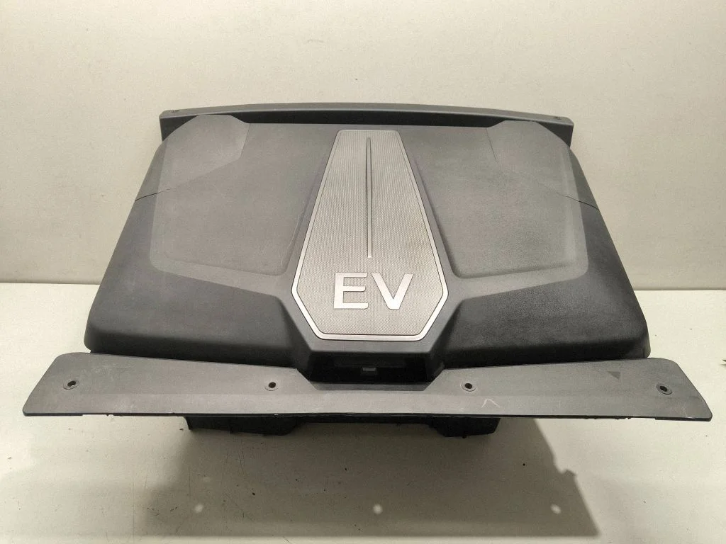 Daiktadėžė automobilio priekyje