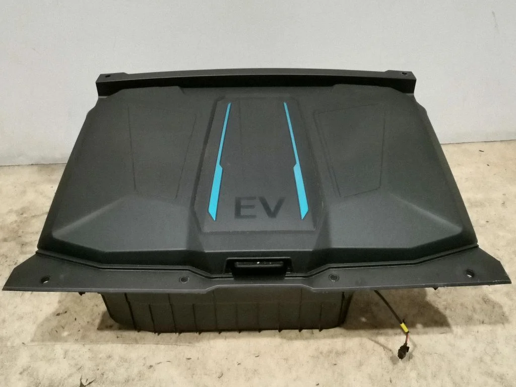 Daiktadėžė automobilio priekyje