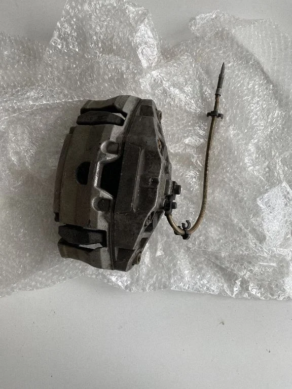Front brake caliper – front right