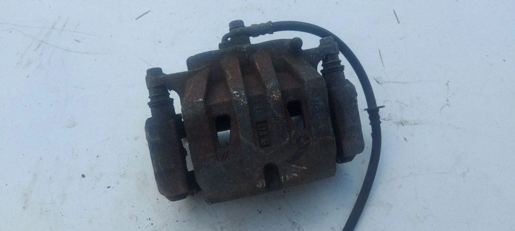 Front brake caliper – left